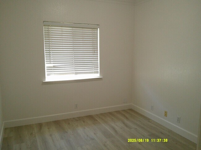 Building Photo - 1120 Tulip Ln