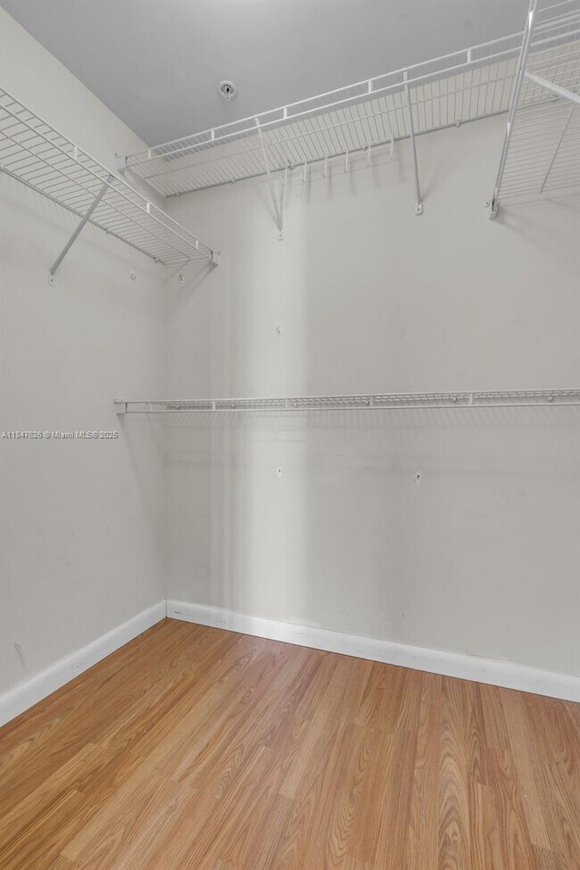 Building Photo - 215 SW 42nd Ave