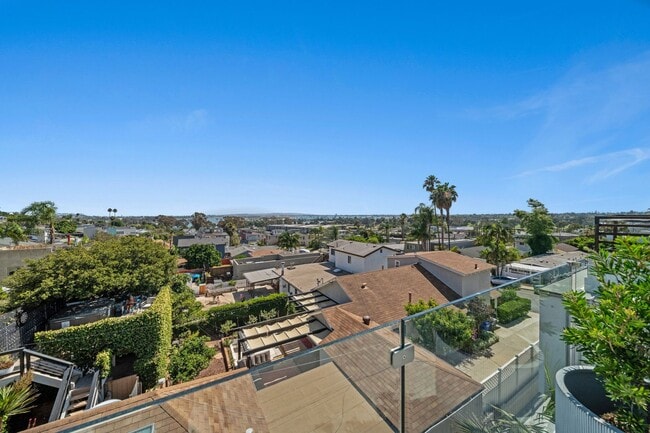 Building Photo - Stunning Fully Furnished 2 Bed/2 Bath Home in Bay Park (All Utilities Included)!