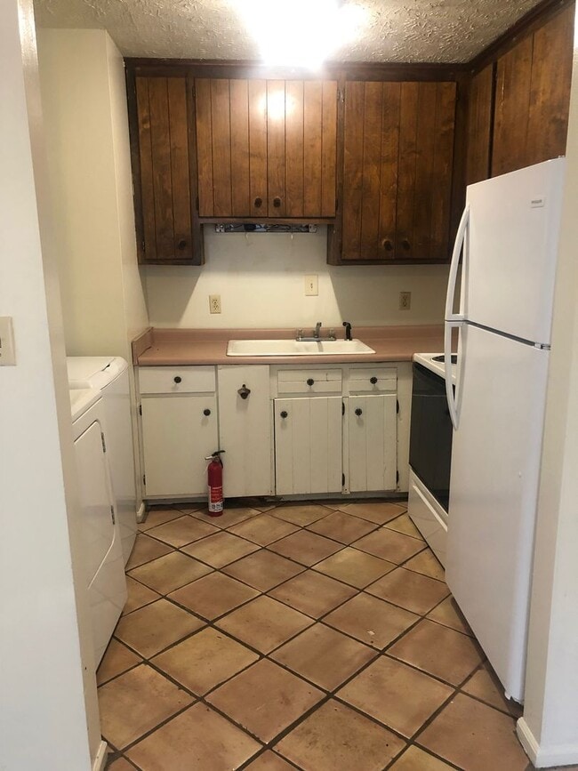 Building Photo - 2 Bedroom Duplex in Boulevard with a Yard