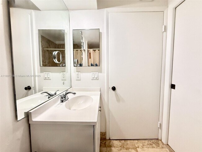 Building Photo - 10825 SW 112th Ave