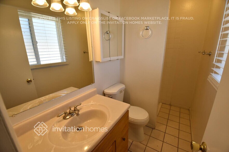 Building Photo - 3520 W Lawrence Rd