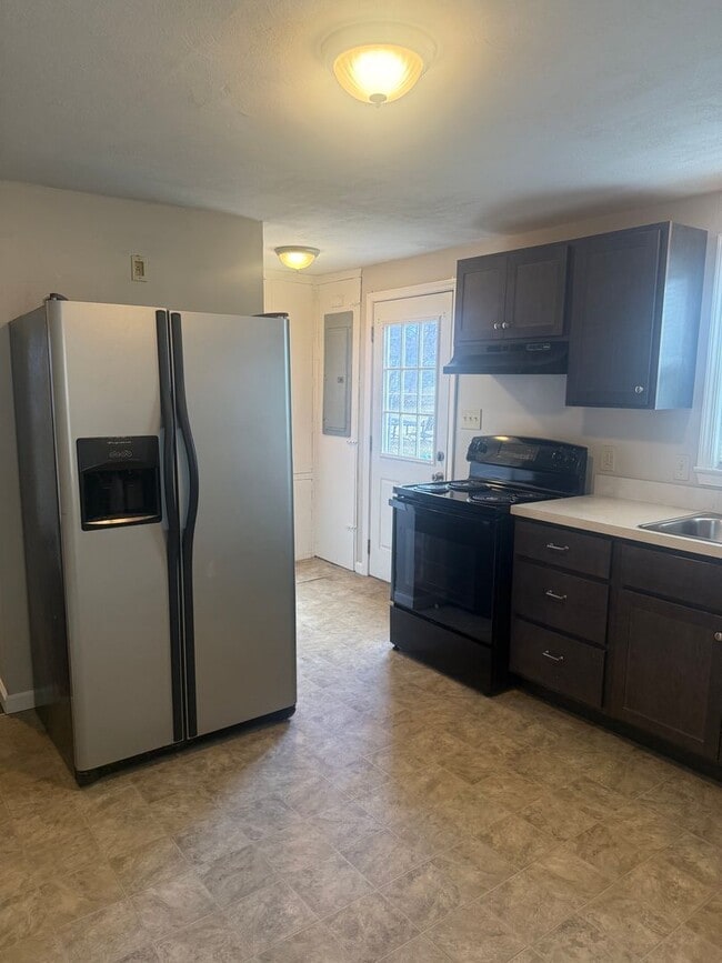 Building Photo - 3-4 Bedroom 1 Bath cape with garage in Liverpool Schools