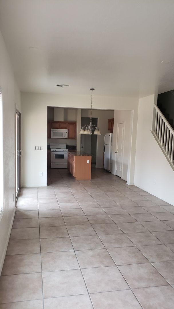 Building Photo - Spacious floorplan
