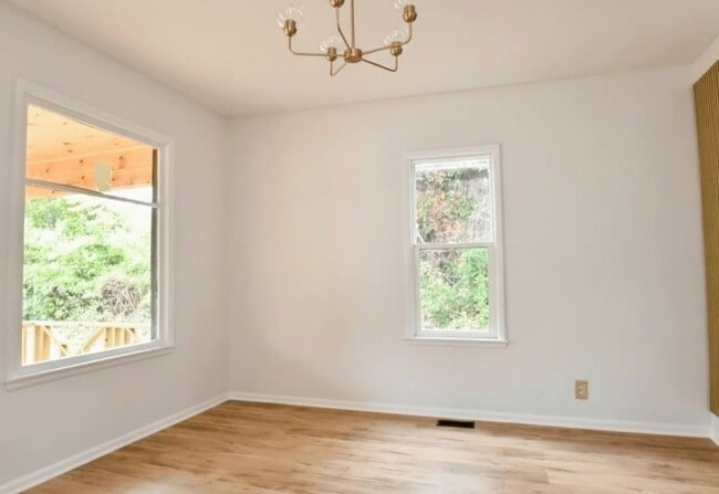 Building Photo - 1431 E Rouse Ave