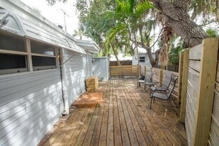 Building Photo - 808 N Palmway