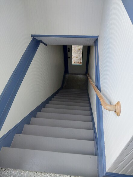 Building Photo - 1110 Hollister Ave