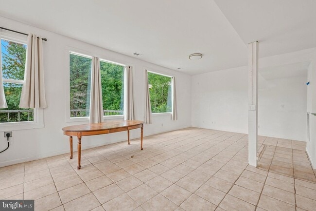 Building Photo - 856 Spriggs Rd