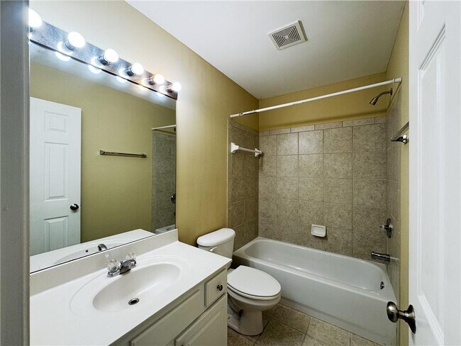 Building Photo - 2442 Fairlie Dr