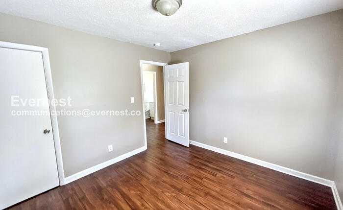 Building Photo - 1850 17th Ct N