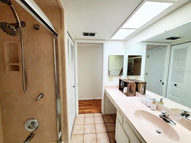 Building Photo - 20 Woodlake Pl