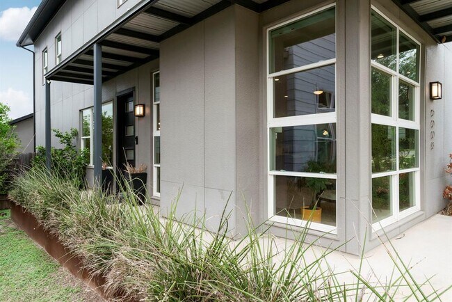 Building Photo - 6008 Florencia Ln