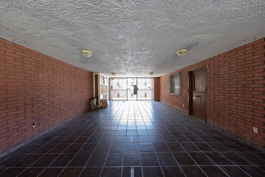 Building Photo - London Arms Apartments