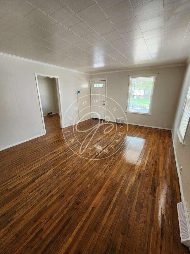 Building Photo - Adorable Updated 3 Bedroom Bungalow Near Downtown & Tony Packo's!