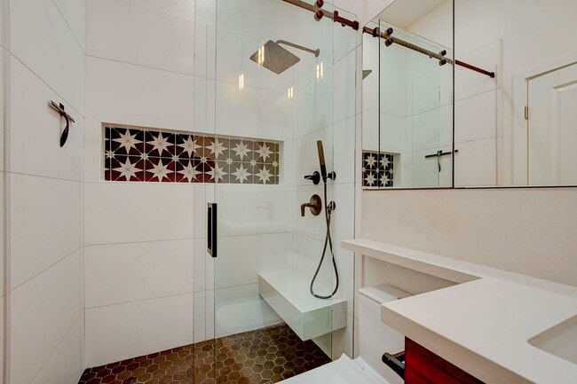 Building Photo - Popular Seven Hills Area, 1-Story, Complet...