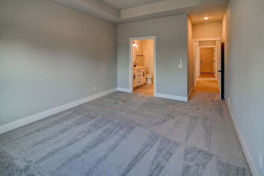 Building Photo - 2949 Blue Grass Dr