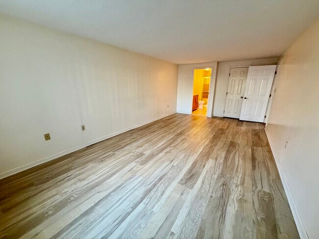 Building Photo - 8 9th St