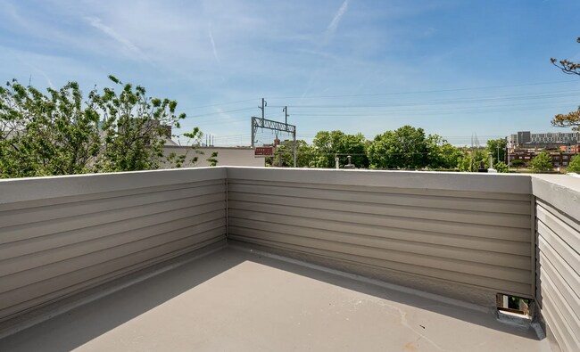 Building Photo - 1546 N Darien St