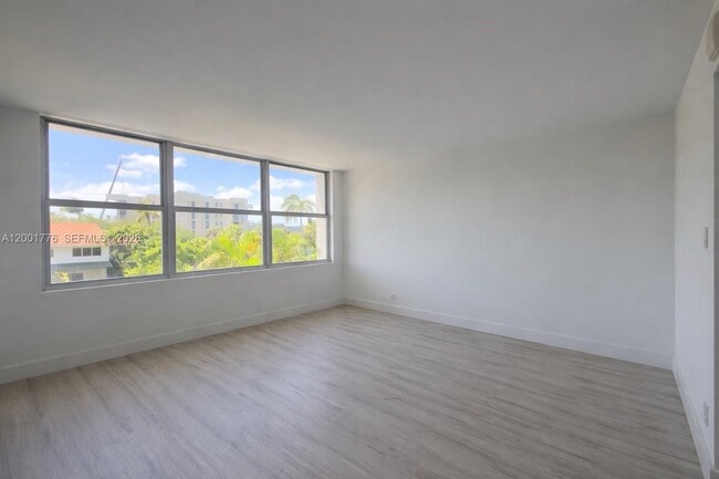 Building Photo - 16565 NE 26th Ave