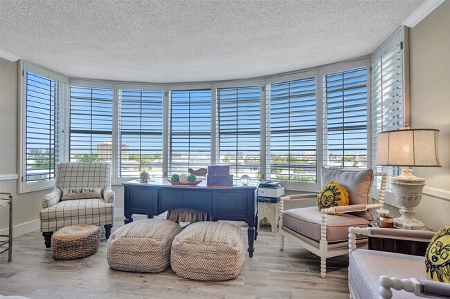 Building Photo - 3051 NE 48th St