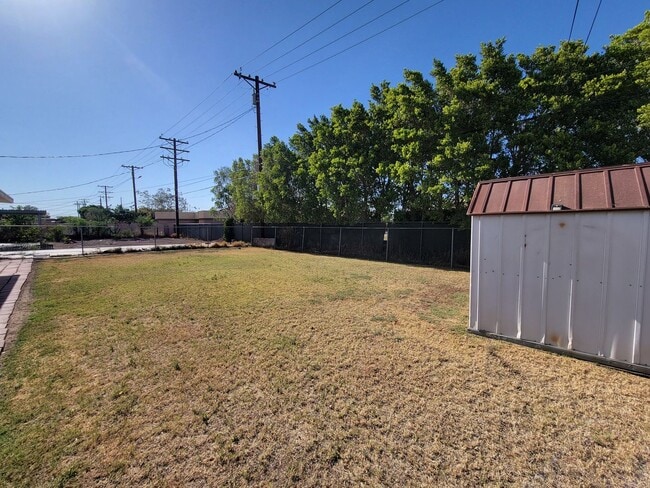 Building Photo - Beautiful 3 Bed, 3 Bath Home in El Centro!