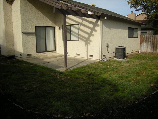 Building Photo - Lovely duet with easy access to shopping a...