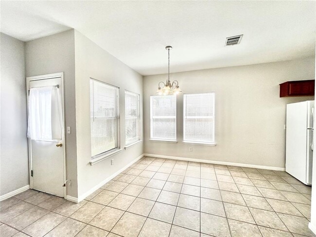 Building Photo - Spacious 4 Bed, 2.5 Bath. Perfect size and...