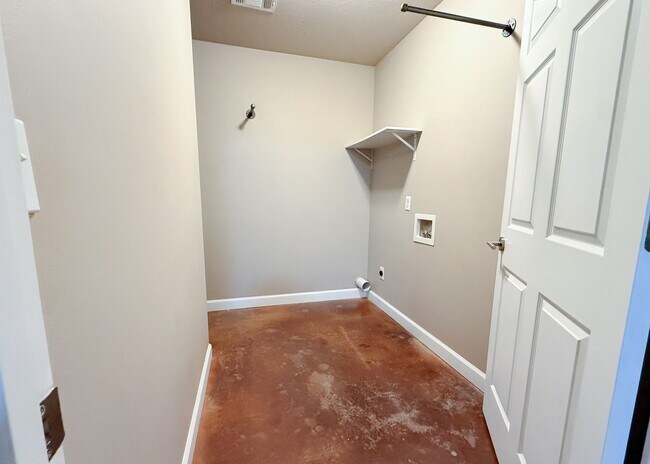 Building Photo - Commutable 2/1 Apartment • Water Included • Batesville