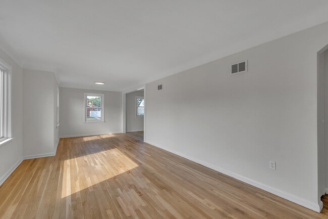 Building Photo - 14521 Trenton Rd