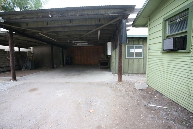 Building Photo - Available now! 2ba 1 ba single story home.