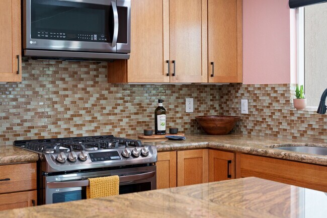 Building Photo - 43795 Acacia Dr