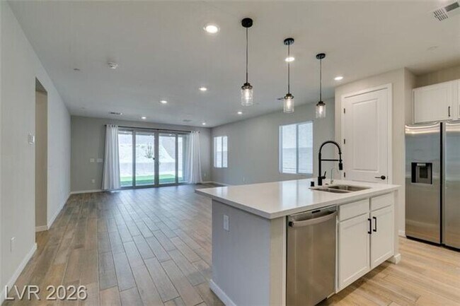 Building Photo - BEAUTIFUL 4 BEDROOM PROPERTY IN GATED COMMUNITY!