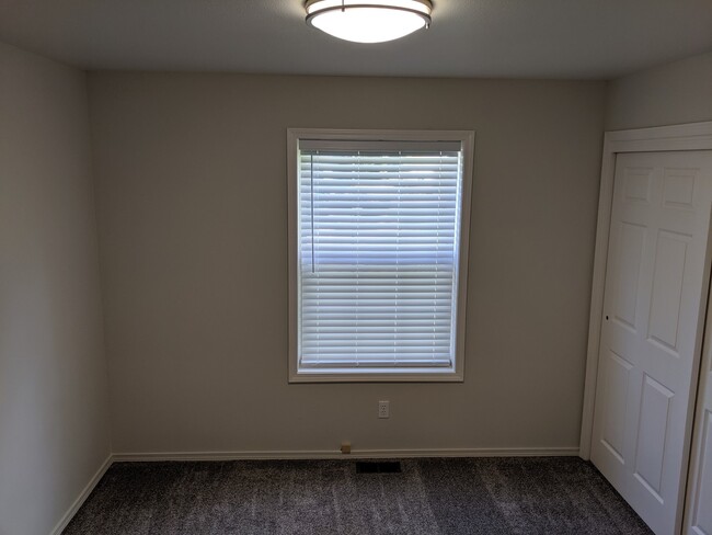 Building Photo - Hayden Idaho Condo