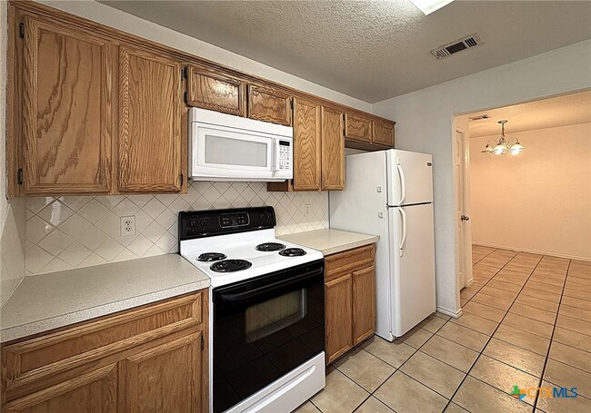 Building Photo - 931 Rosewood Dr