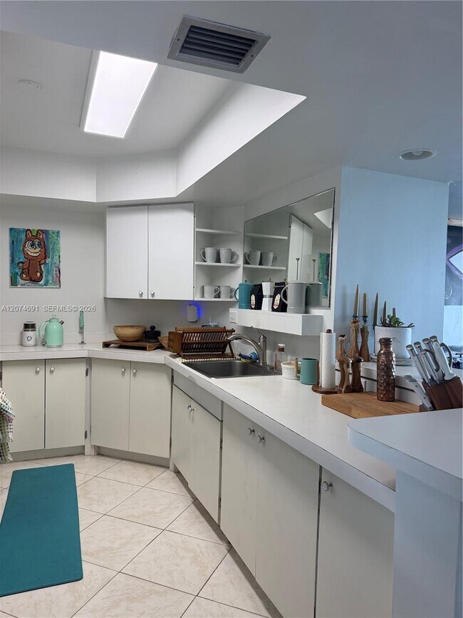 Building Photo - 3111 N Ocean Dr