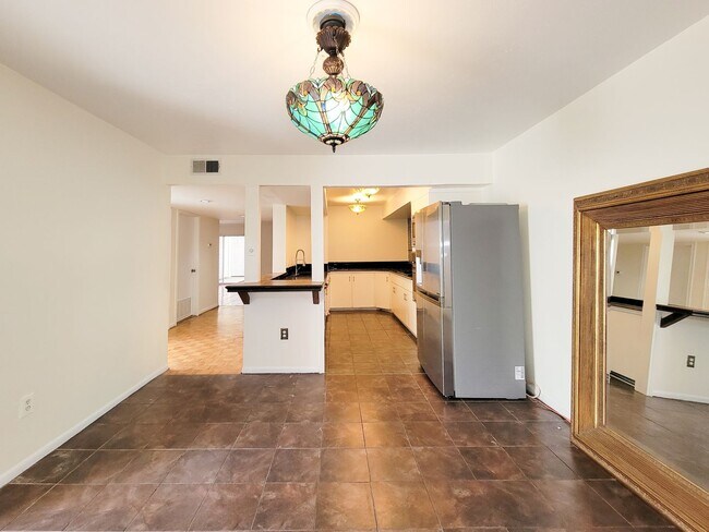 Building Photo - Stylish Townhouse in Prime Location – Walk to Whole Foods, Shops & Dining!