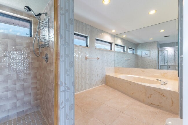 Building Photo - Spacious 3-Bed, 2-Bath Pool Home in Planta...