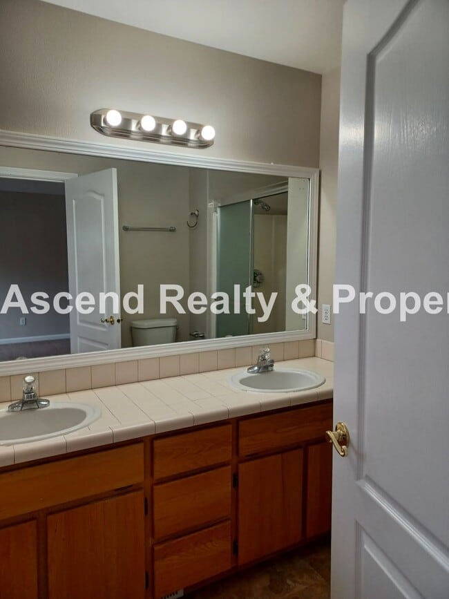 Building Photo - Gorgeous Updated Murrayhill Area 4 Bed on ...