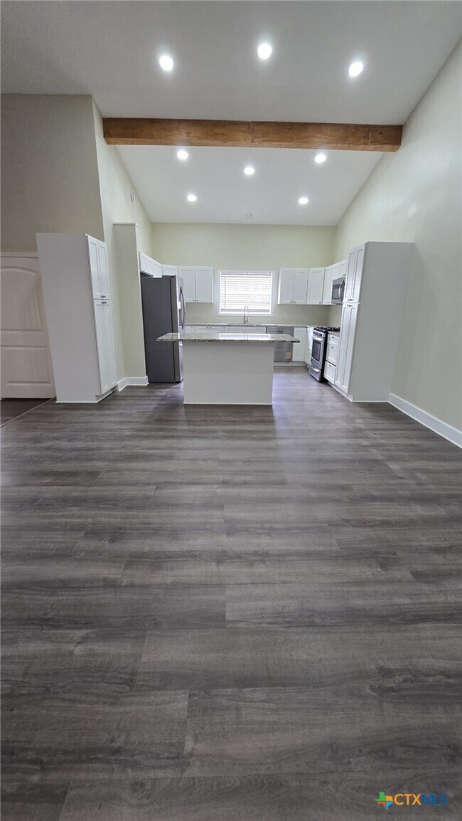 Building Photo - 305 Remuda Dr