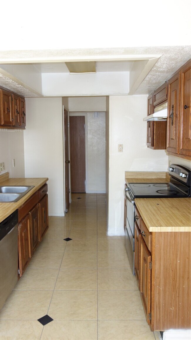 Building Photo - 16610 Quail Park Dr