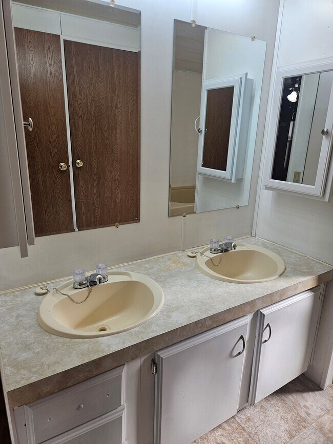Building Photo - Large 3 bed/2 bath manufactured home in de...