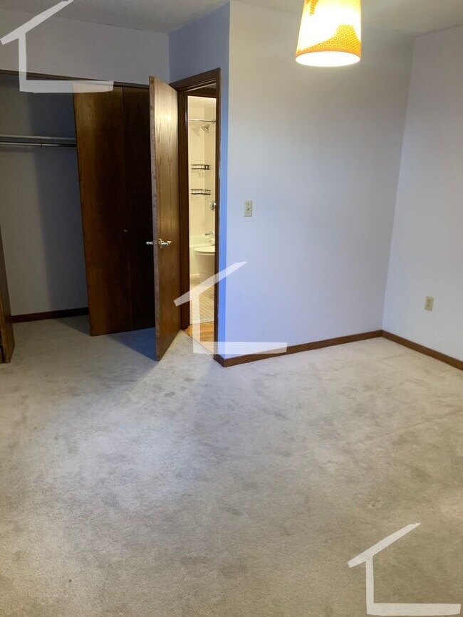 Building Photo - Coolidge Corner 1-Bed with Laundry in Unit...