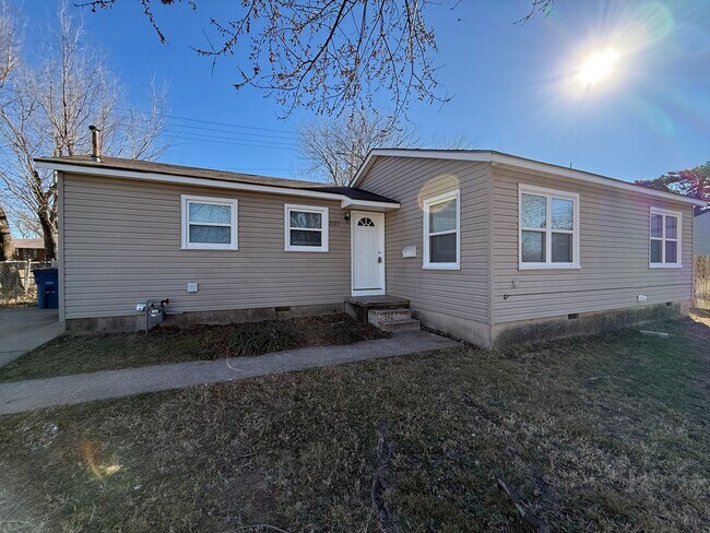 Building Photo - VINYL FLOORS, FENCED YARD 3 Bedroom Near 21st & Yale!