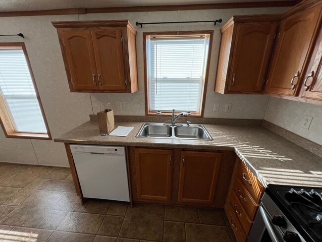 Building Photo - 3 Bedroom 2 Bath Modular Home with Many Amenities & Storage Shed