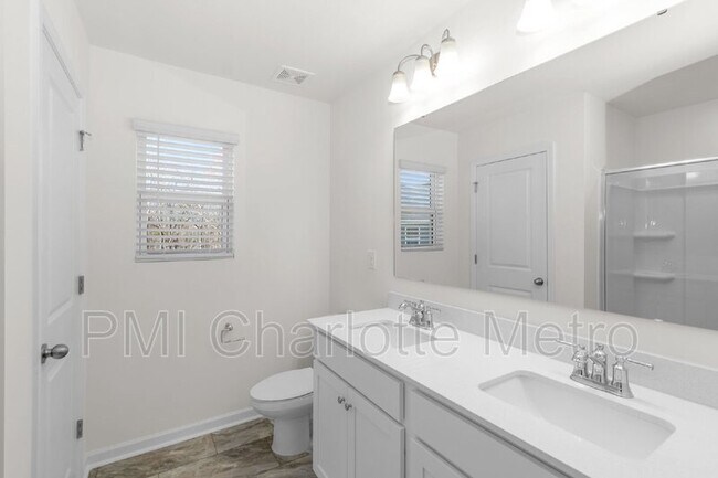 Building Photo - 2831 Aubrey St