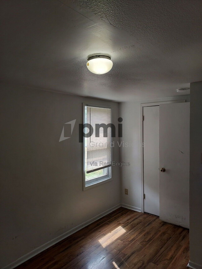 Building Photo - 419 E Peoria Ave