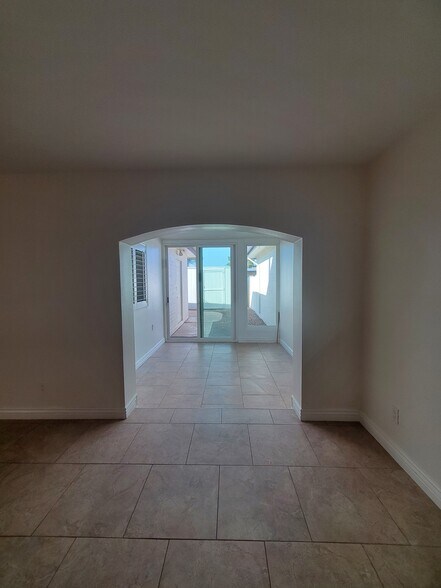 Building Photo - 2725 S Azalea Dr