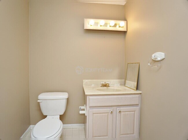 Building Photo - 6275 Hummingbird Dr