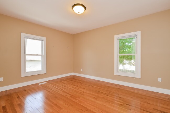 Building Photo - 422 Cadwell Ave NW