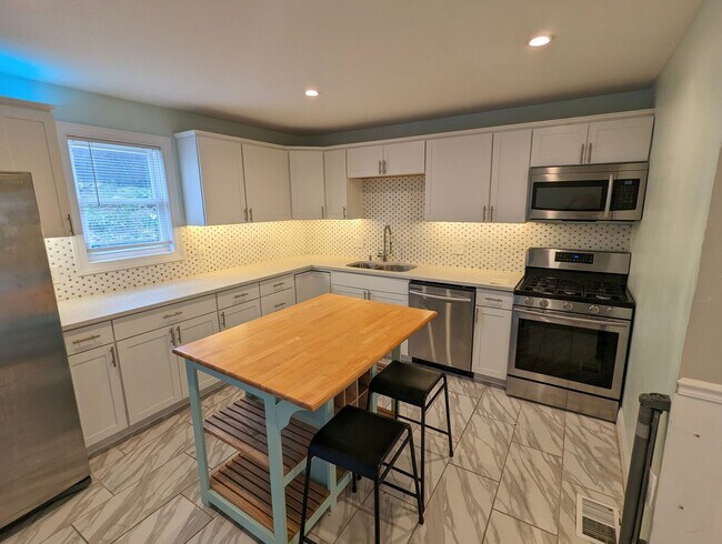 Building Photo - Spacious 3 bedroom 2.5 Bathroom Single Family Home (Mt Washington)